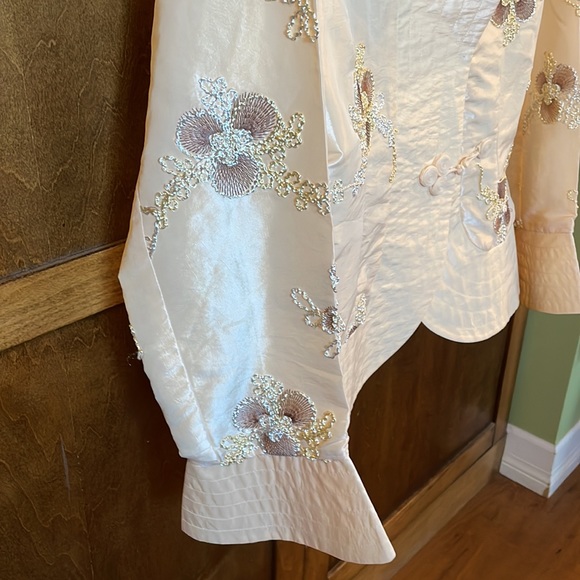 Beautiful Miniye embroidered jacket. - Picture 4 of 6